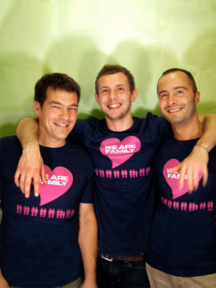 03M-t-shirt-gay-family-famiglia-gay.jpg